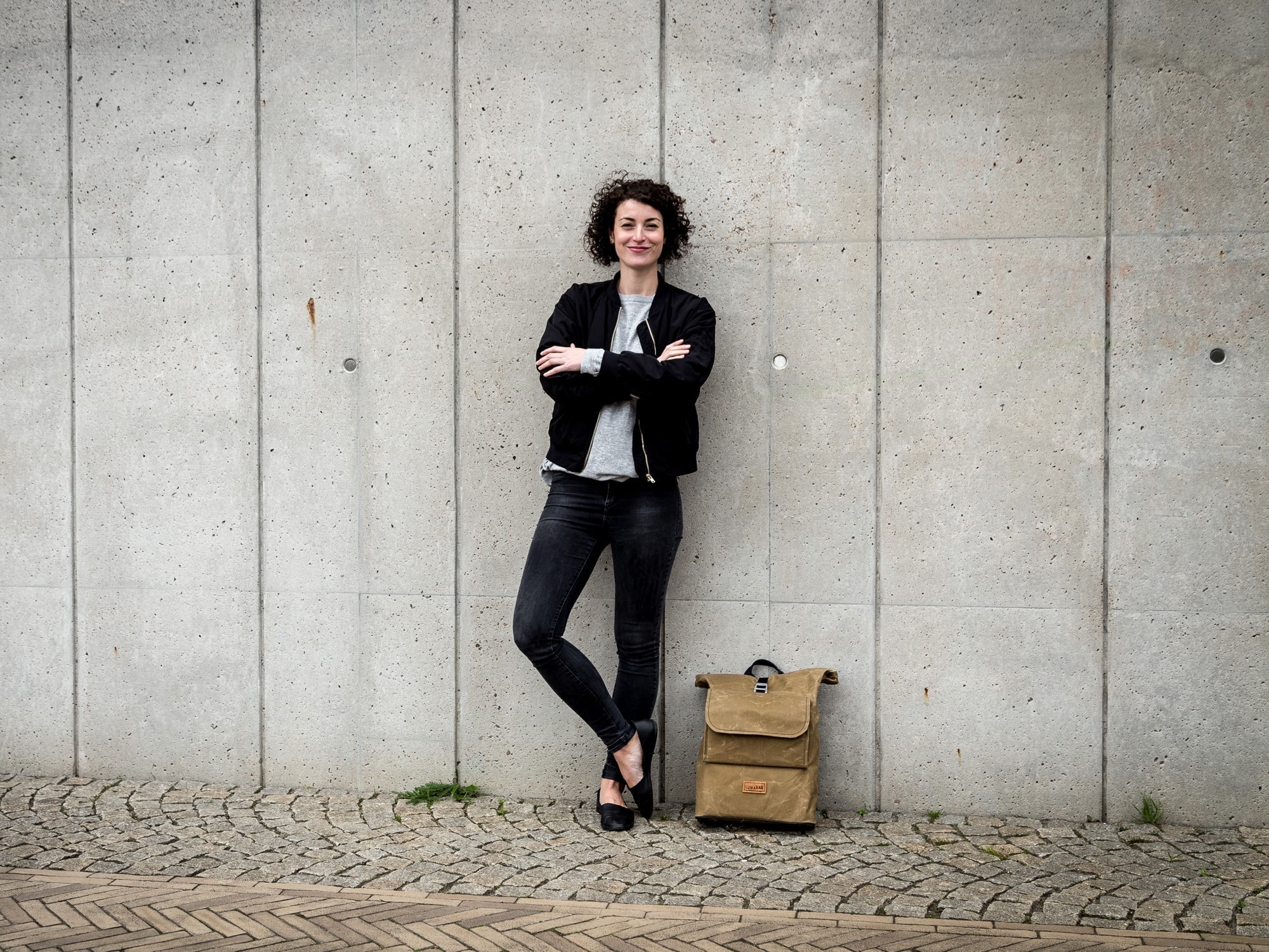 Fahrradrucksack THE URBAN Traveller aus gewachster Baumwolle. - Hier als Tragetasche für den Alltag. Fahrradrucksack THE URBAN Traveller aus gewachster Baumwolle. - Hier als Tragetasche für den Alltag.