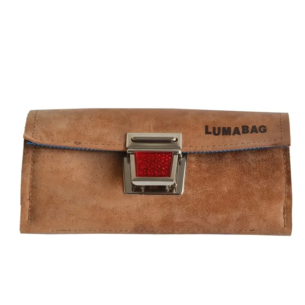 Portemonnaie Big 11 Closed Portemonnaie Big from the front: leather flap with LUMABAG embossing and reflector buckle with red reflector