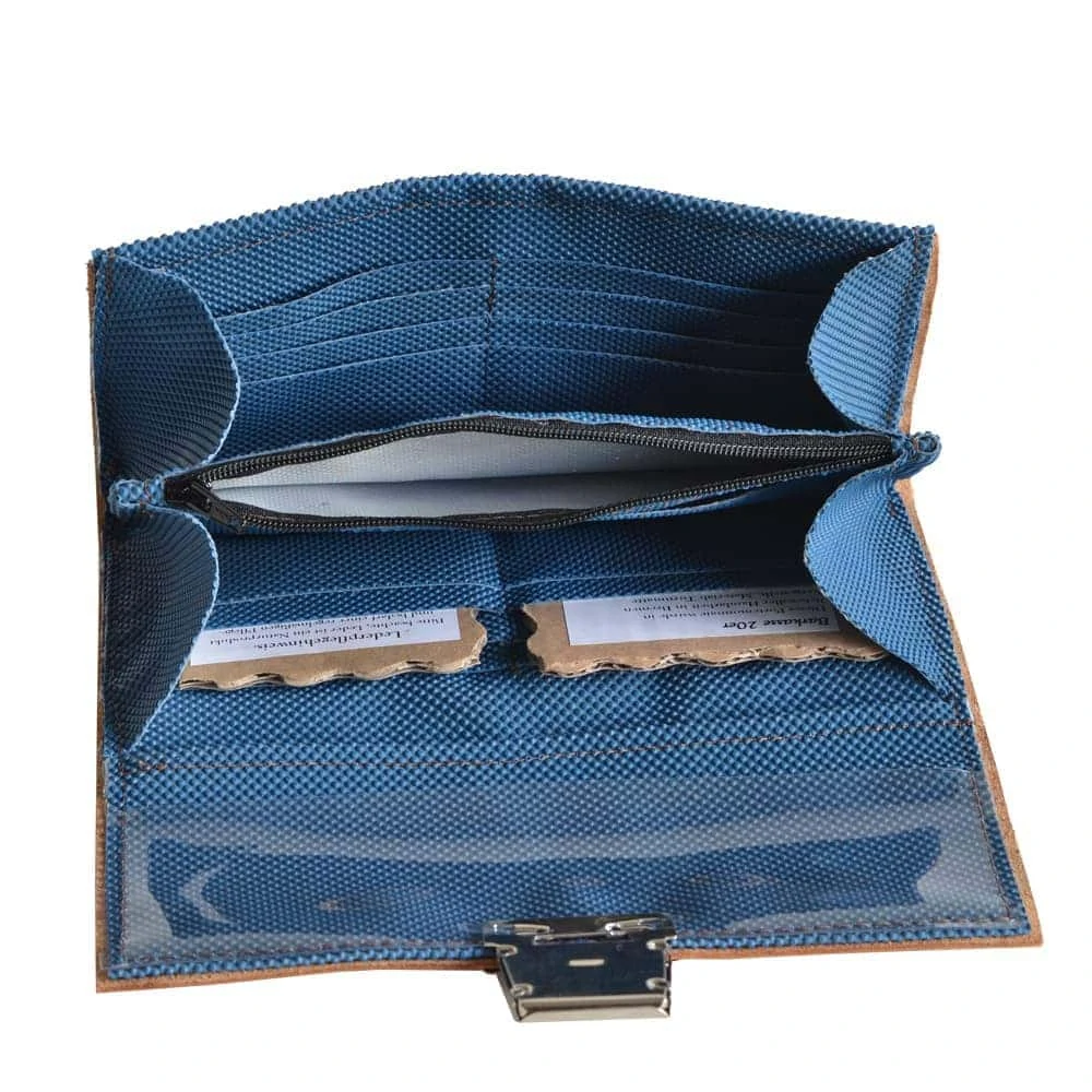 Portemonnaie Big 10 Opened Portemonnaie Big: staggered card slots and the horizontal zip pocket in the blue gym-mat lining