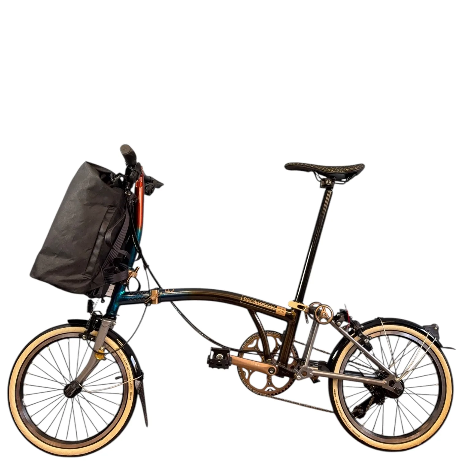THE URBAN TRAVELLER in Schwarz am Front-Trägerblock eines Brompton, Seitenansicht