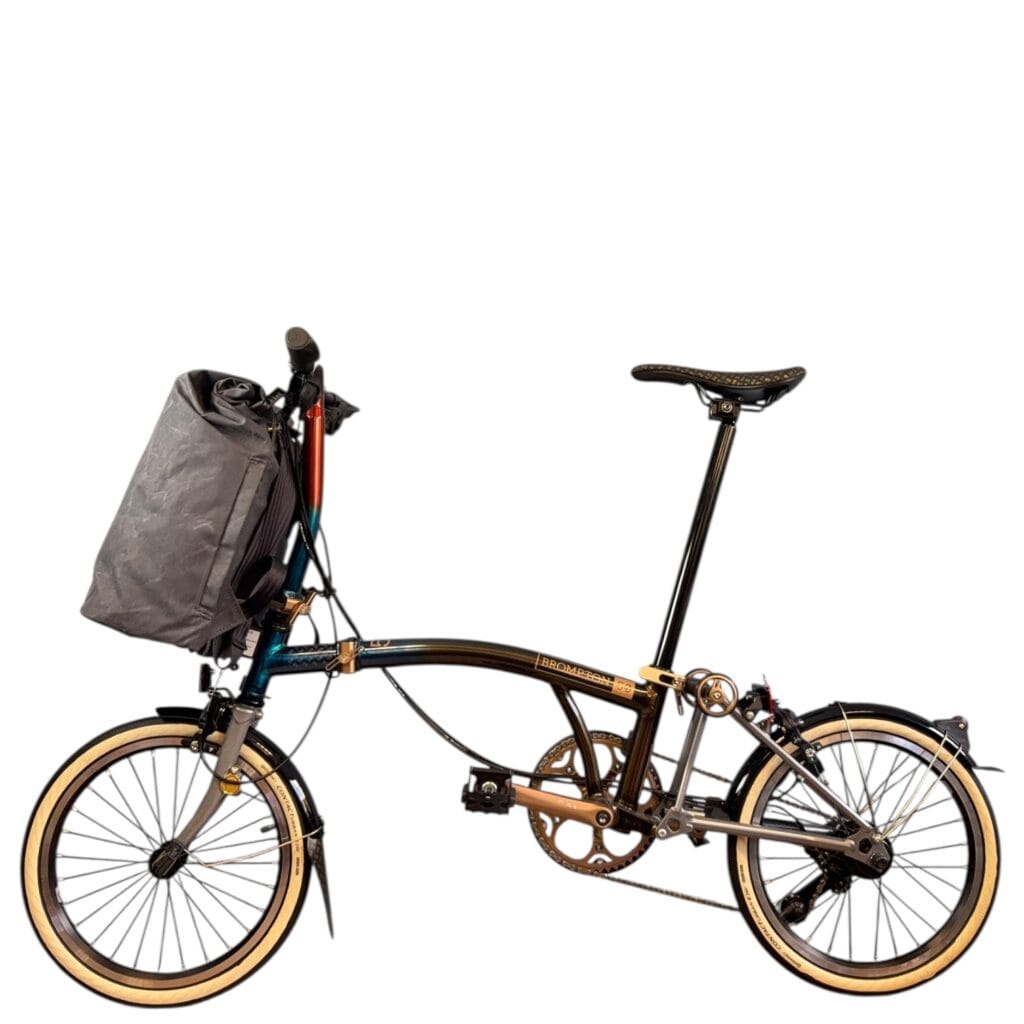 THE URBAN TRAVELLER in Blau am Front-Trägerblock eines Brompton, Seitenansicht