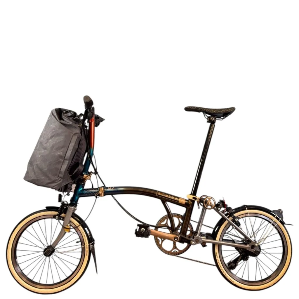 THE URBAN TRAVELLER in Blau am Front-Trägerblock eines Brompton, Seitenansicht