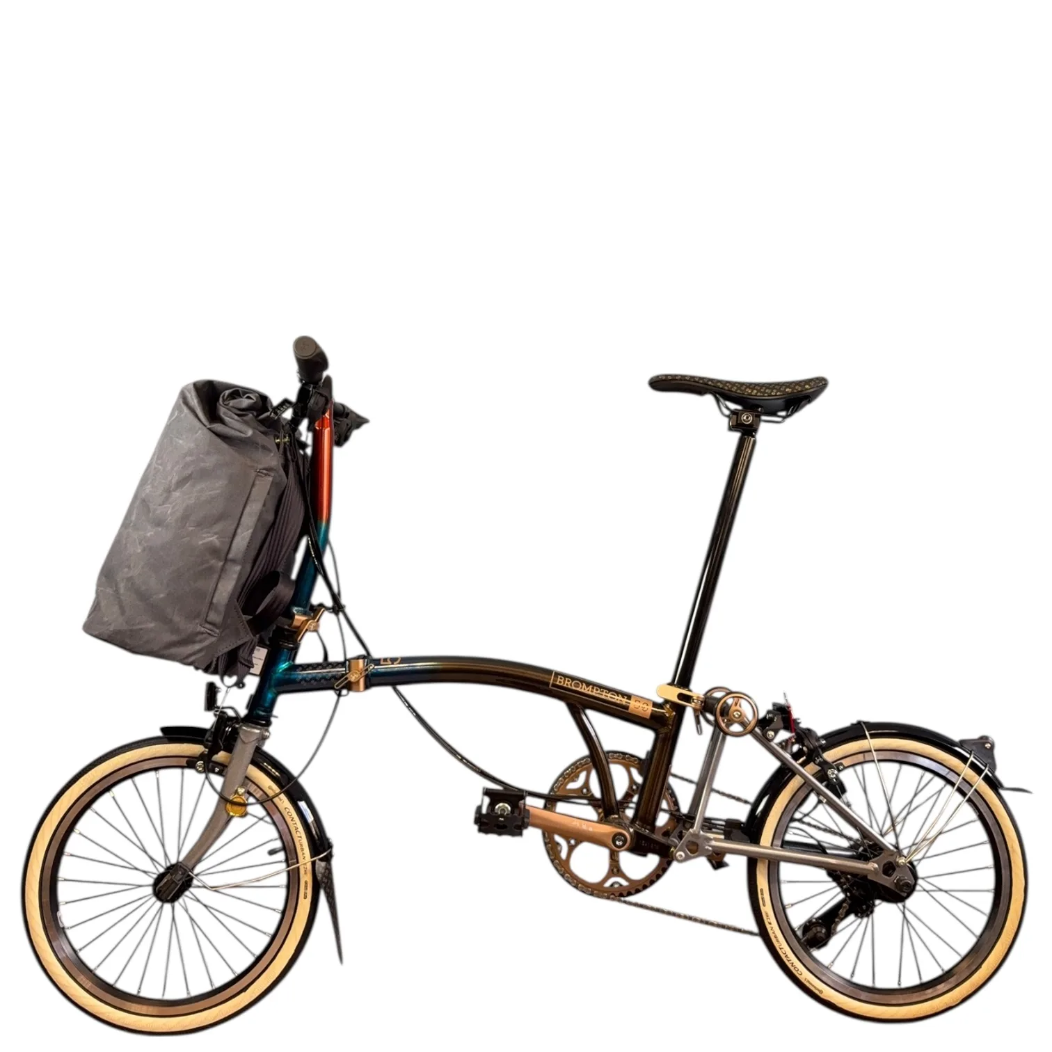 THE URBAN TRAVELLER in Blau am Front-Trägerblock eines Brompton, Seitenansicht