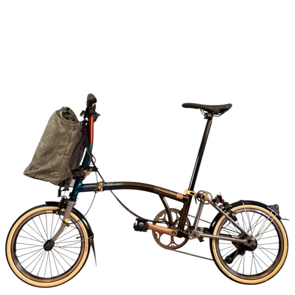 THE URBAN TRAVELLER in Oliv am Front-Trägerblock eines Brompton, Seitenansicht