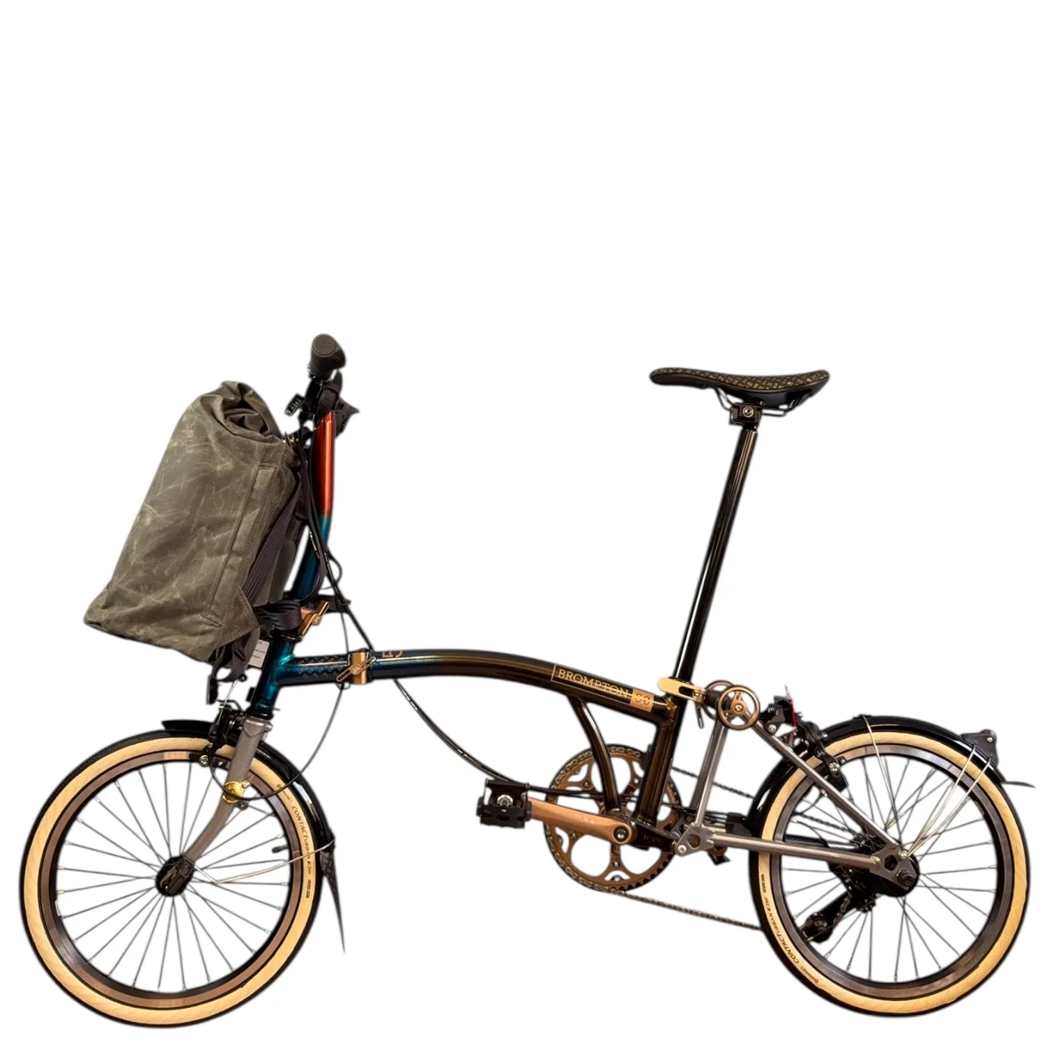 THE URBAN TRAVELLER in Oliv am Front-Trägerblock eines Brompton, Seitenansicht