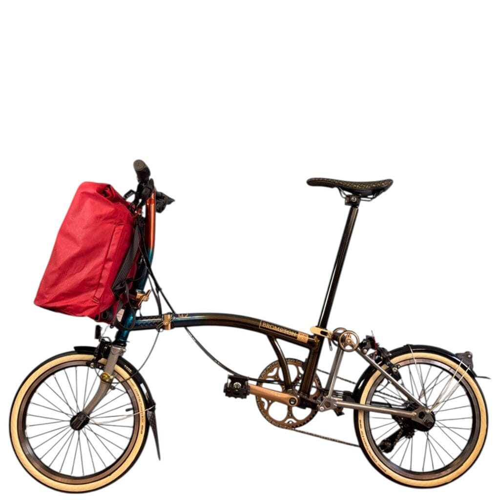 THE URBAN TRAVELLER in Rot am Front-Trägerblock eines Brompton, Seitenansicht