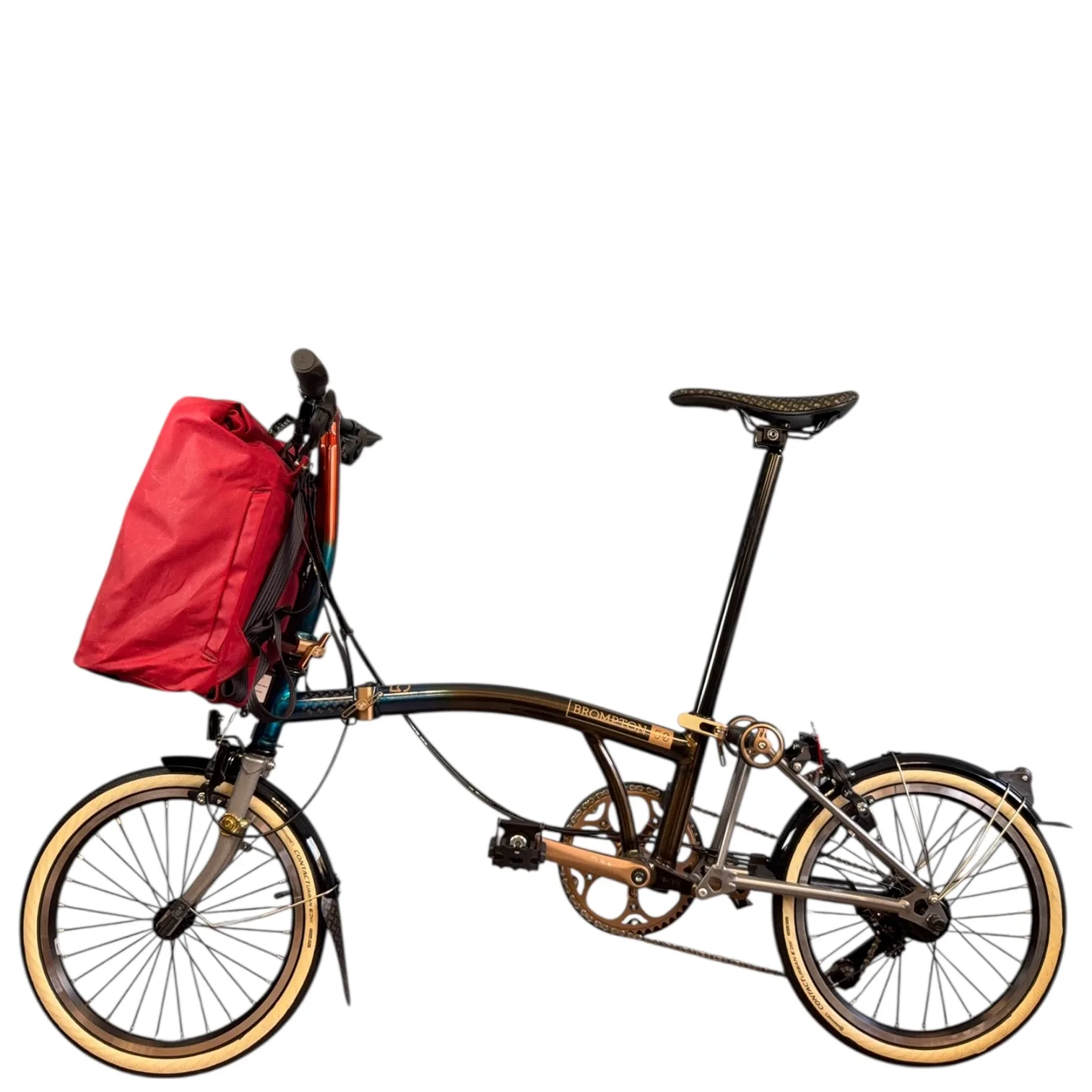 THE URBAN TRAVELLER in Rot am Front-Trägerblock eines Brompton, Seitenansicht