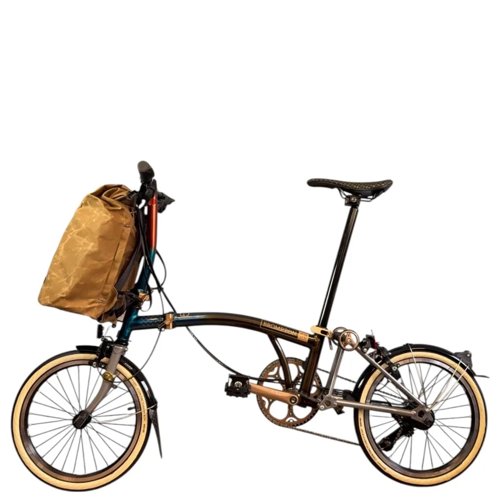 THE URBAN TRAVELLER in Tan am Front-Trägerblock eines Brompton, Seitenansicht
