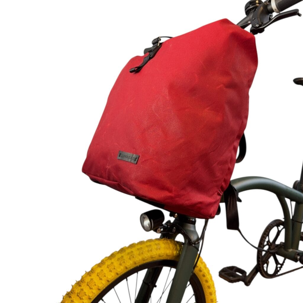 THE URBAN TRAVELLER 21 Waxed cotton of THE URBAN TRAVELLER in red, close-up