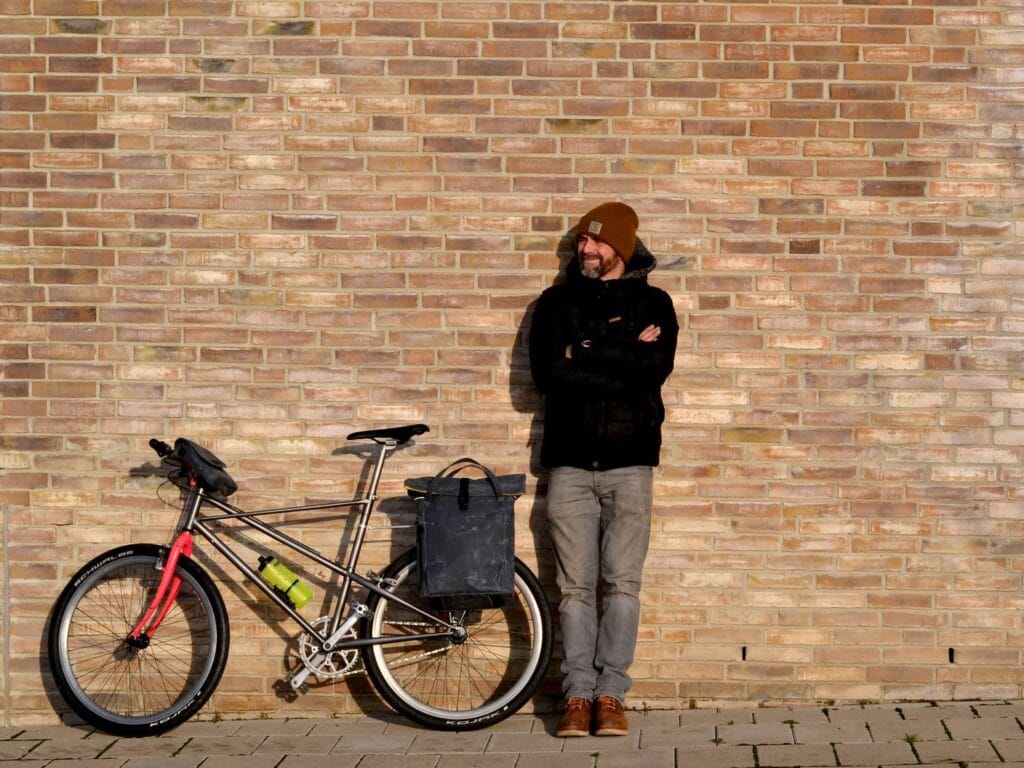 THE URBAN TRAVELLER in grau am Rad unterwegs