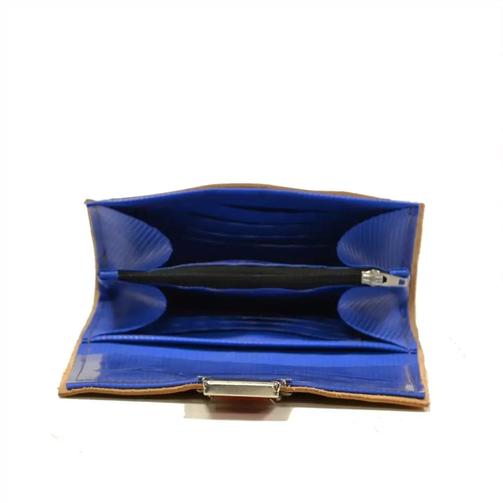 Portemonnaie Small 4 Opened Portemonnaie Small: card slots and zip pocket in the blue gym-mat lining