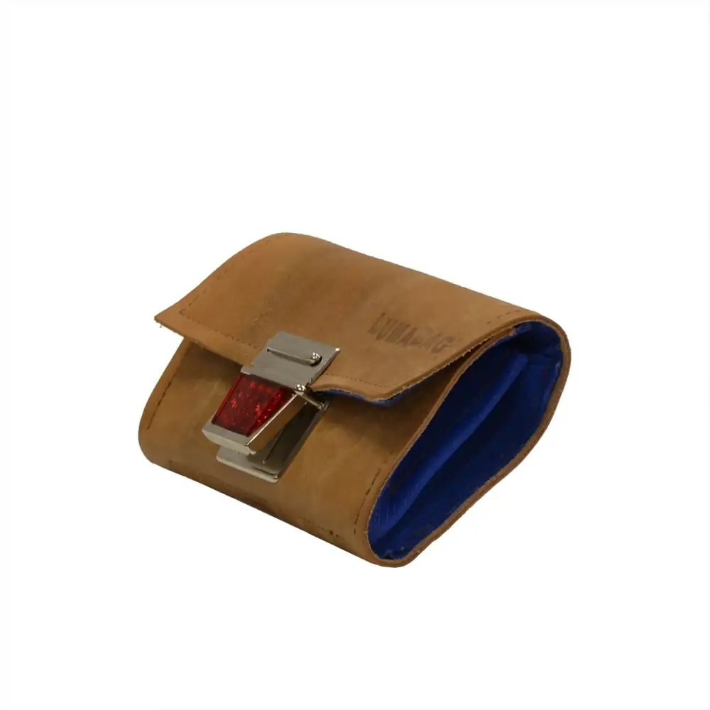 Portemonnaie Small 5 Closed Portemonnaie Small: light leather with LUMABAG embossing and metal clasp with red reflector