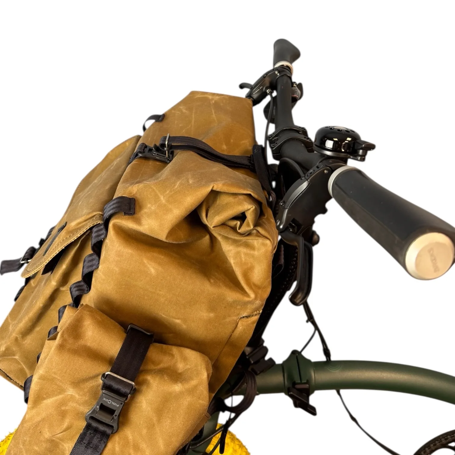 Bromfort in Tan hinter dem Lenker von schräg oben: Rolltop und Fidlock-Schnalle