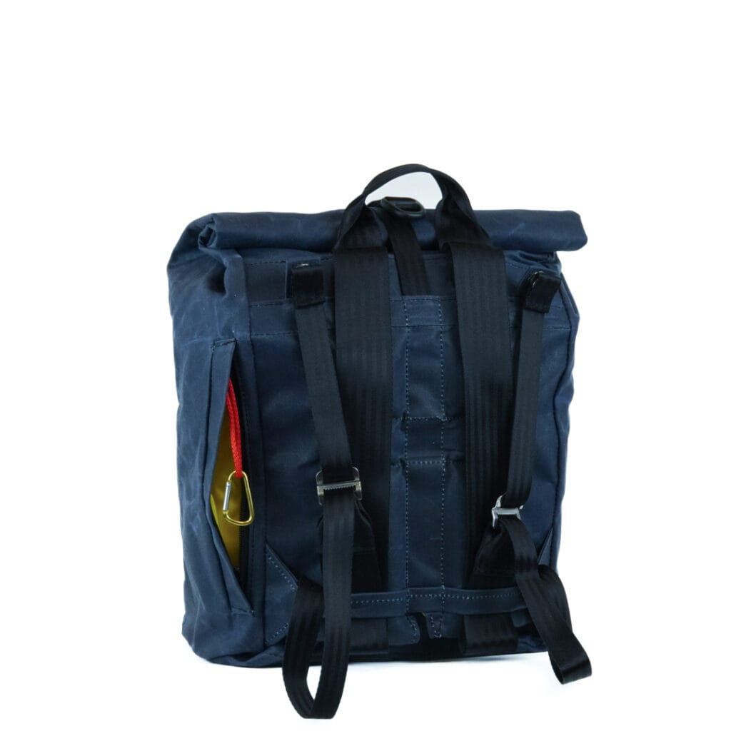 THE URBAN TRAVELLER in Blau von hinten: Seitenfach mit gelbem Futter, roter Kordel und Karabiner