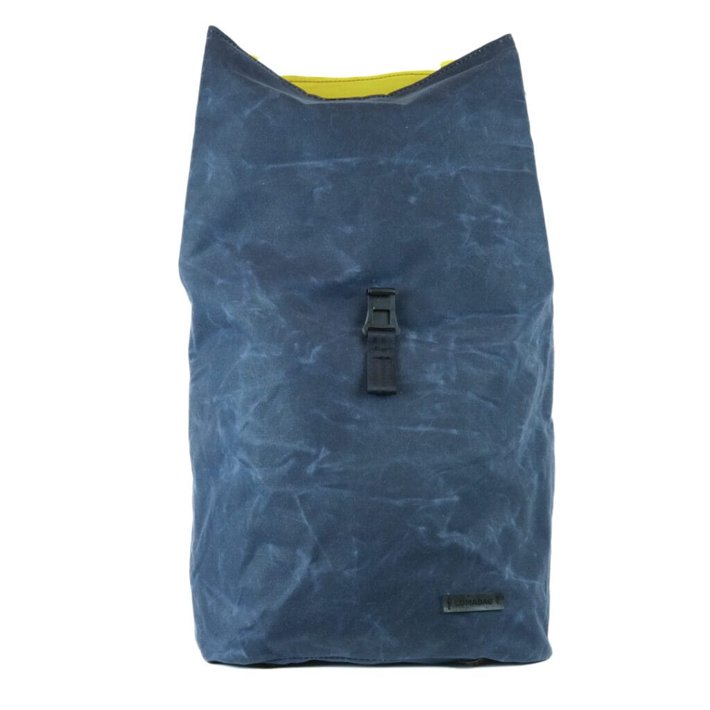 THE URBAN TRAVELLER in Blau von vorn: Fidlock-Verschluss und LUMABAG-Patch
