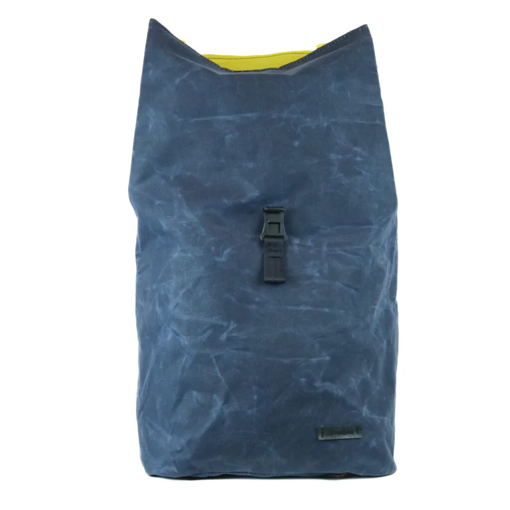 THE URBAN TRAVELLER in Blau von vorn: Fidlock-Verschluss und LUMABAG-Patch