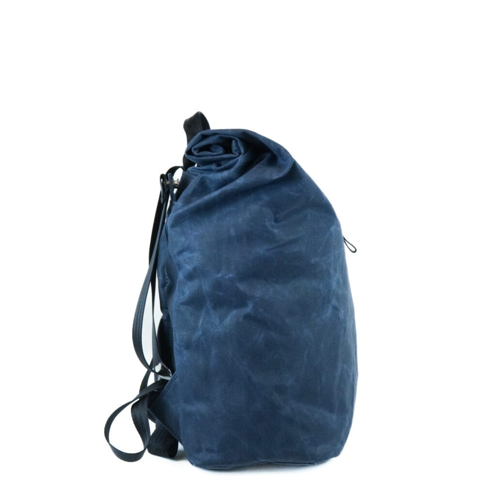 THE URBAN TRAVELLER in Blau, Seitenansicht mit eingerolltem Rolltop