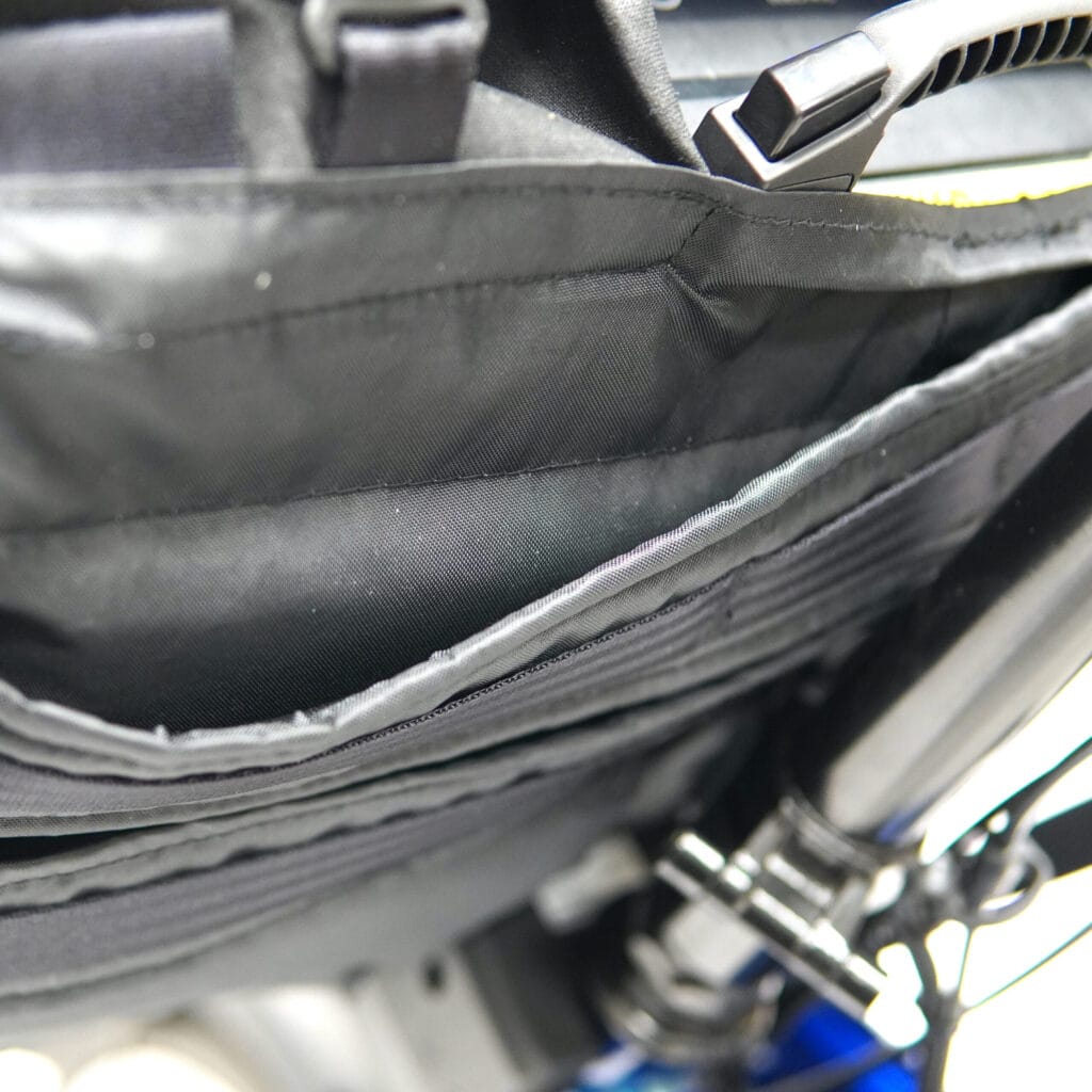 Blick in den Brom-E: flache Innenfächer mit Paspel