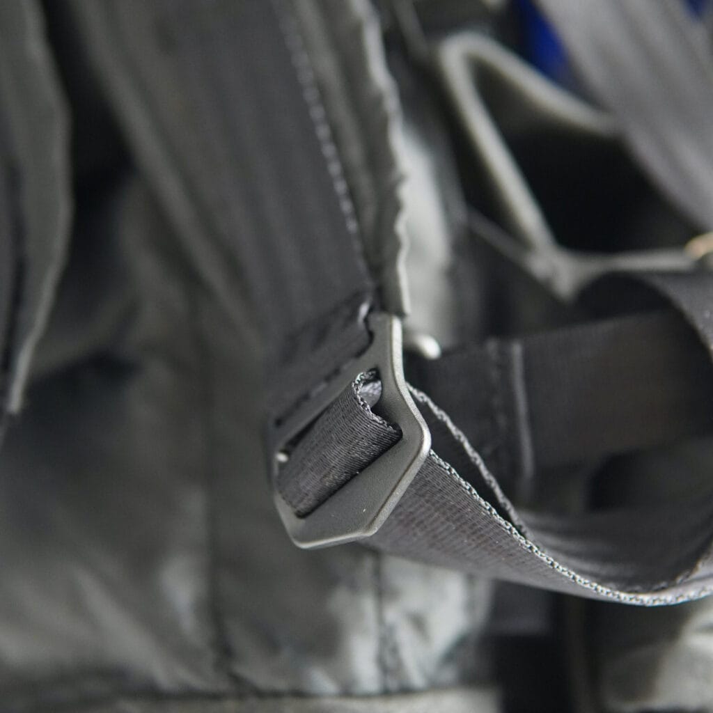 Gurt-Detail des Brom-E: vernähter Haken mit Gurtband