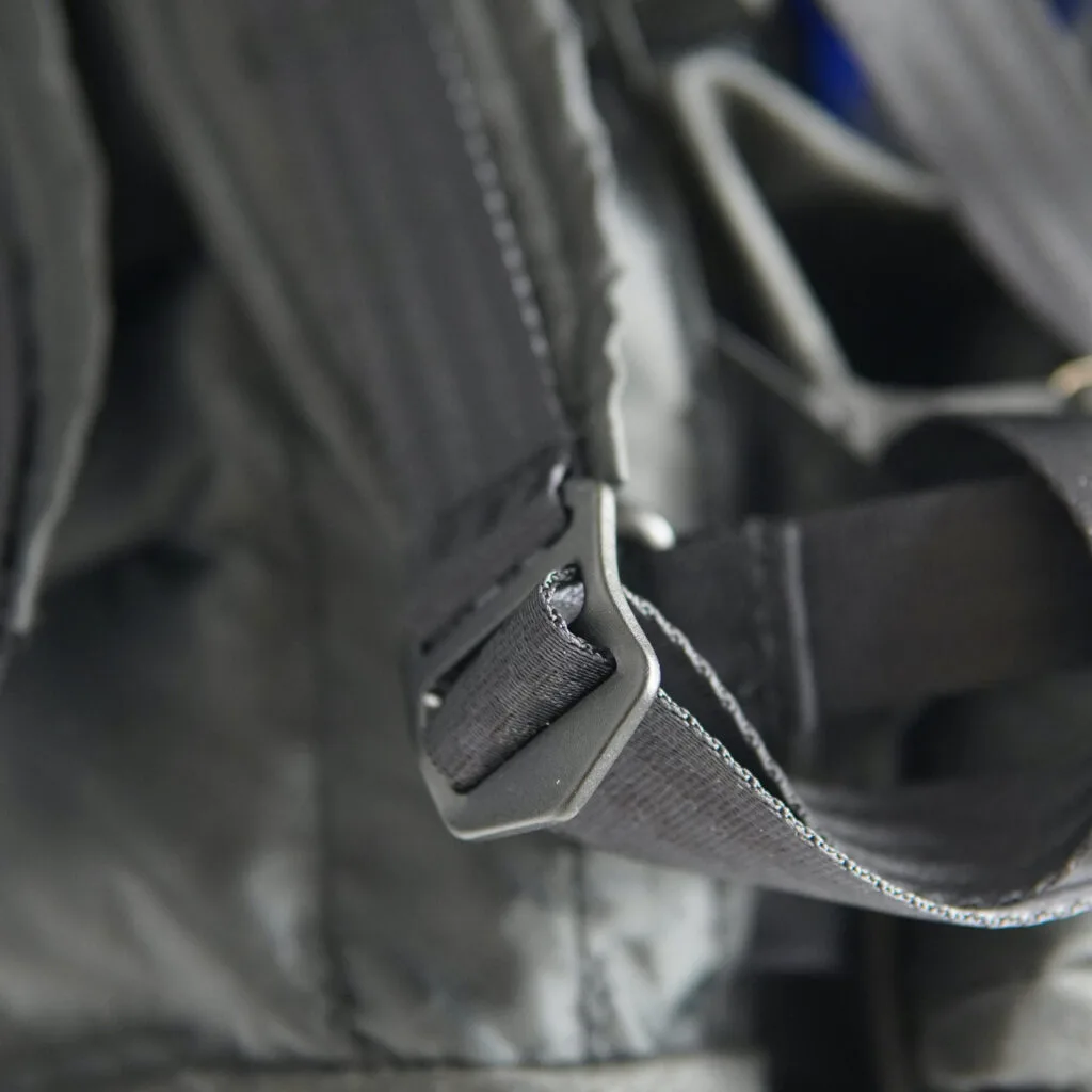 Gurt-Detail des Brom-E: vernähter Haken mit Gurtband