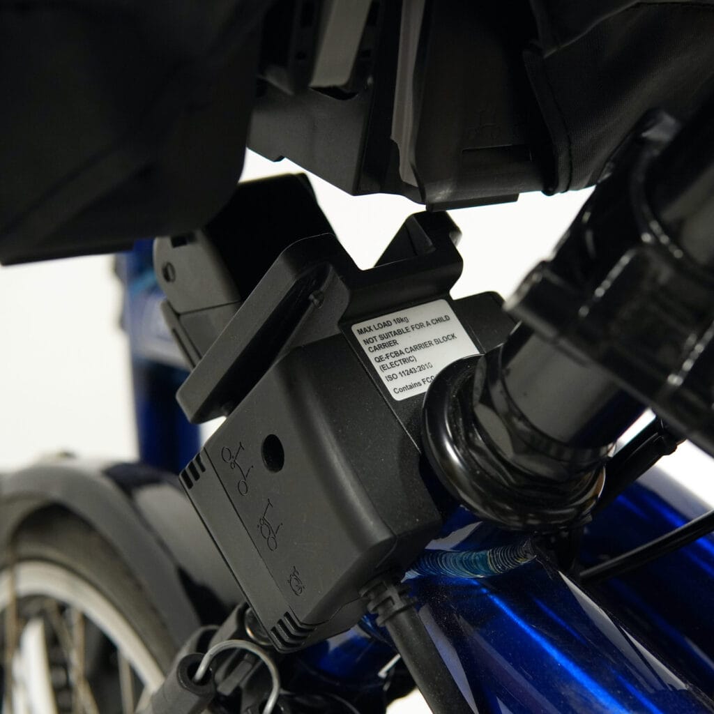 Der Brompton-Electric-Trägerblock in Nahaufnahme, darüber der eingehängte Brom-E