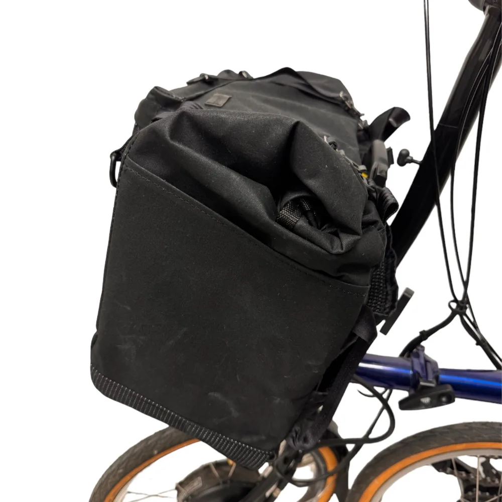 Brom-E am Brompton Electric: Seitenfach und eingerolltes Rolltop im Detail