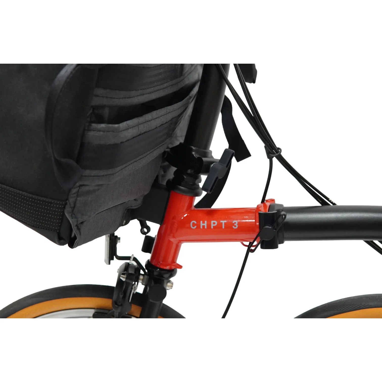 QUER am Front-Trägerblock eines Brompton-Faltrads, Nahaufnahme von schräg unten