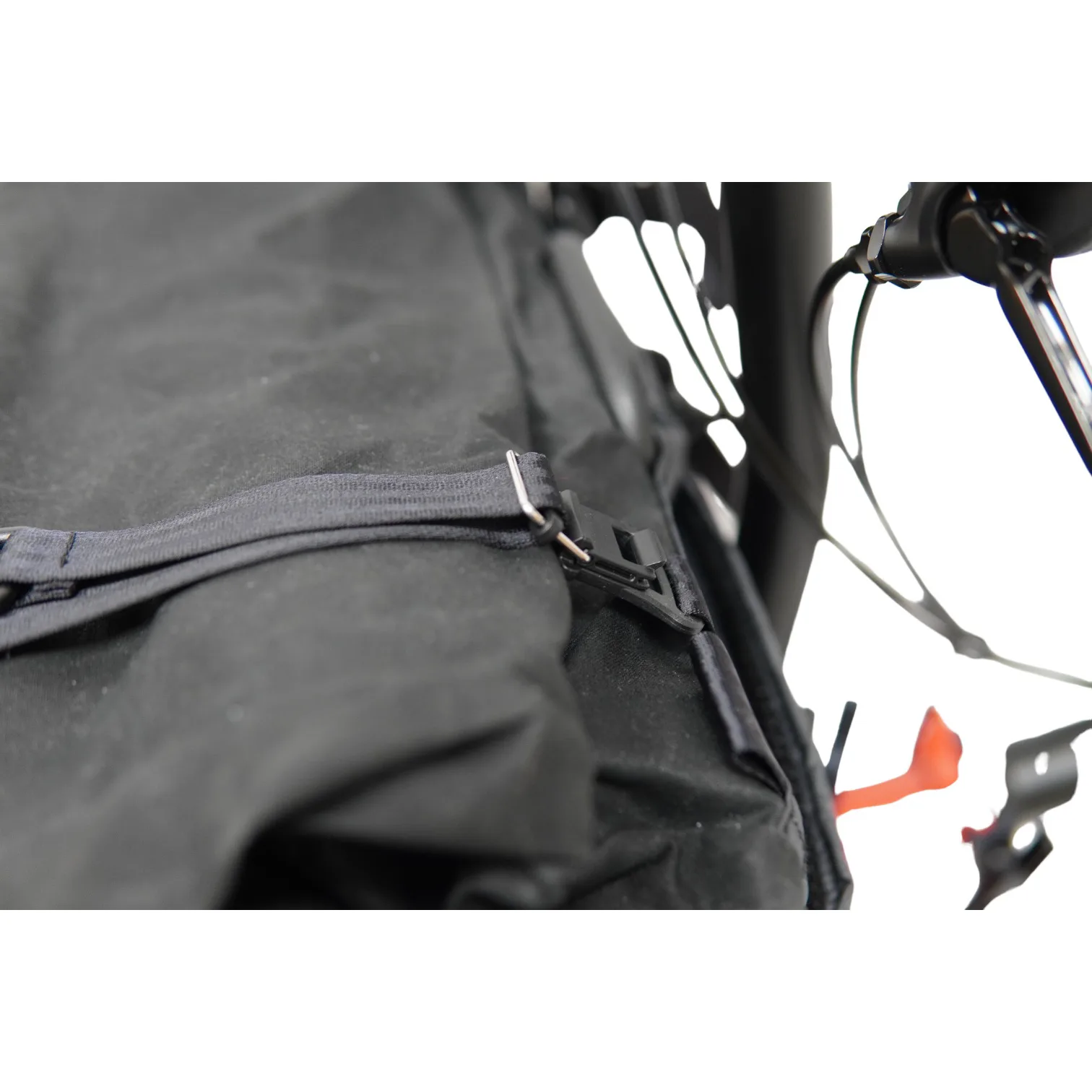 Nahaufnahme: Halteschlaufe und Haken der QUER am Brompton