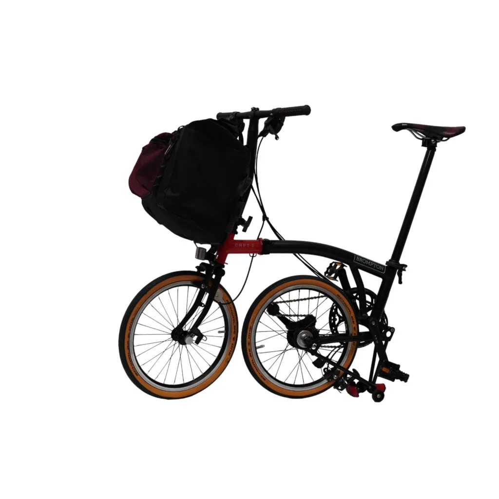 Brompton in Parkstellung mit der QUER vorn am Trägerblock, Seitenansicht