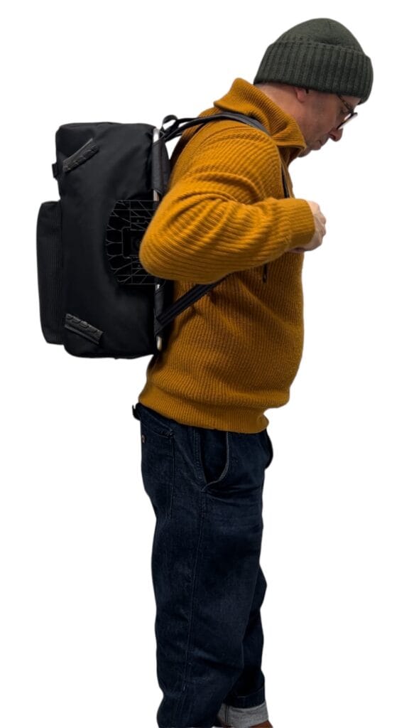 QUER auf dem Rücken getragen, Seitenansicht mit Taschenrahmen