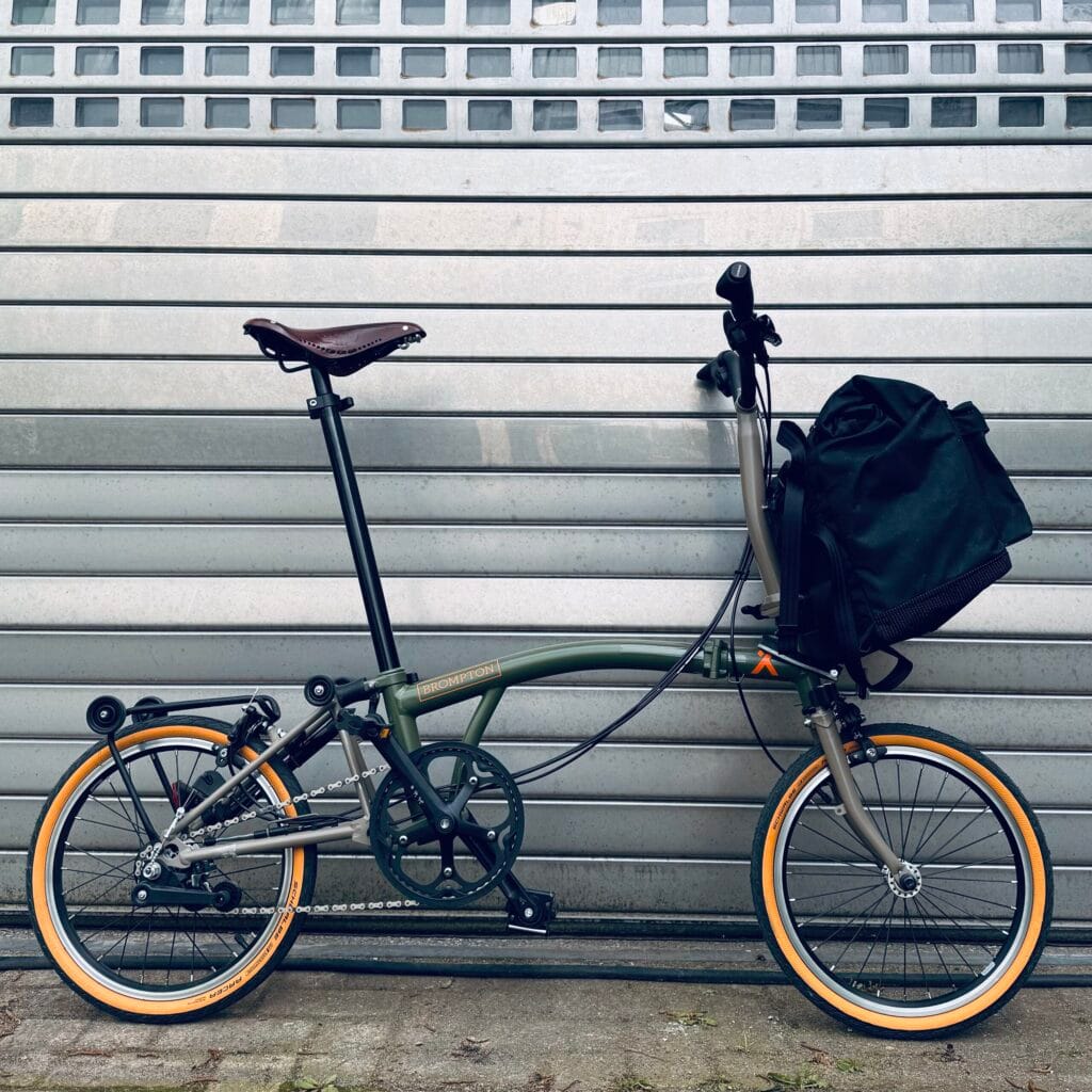 Brompton vor einem Rolltor, die QUER in Schwarz am Front-Trägerblock