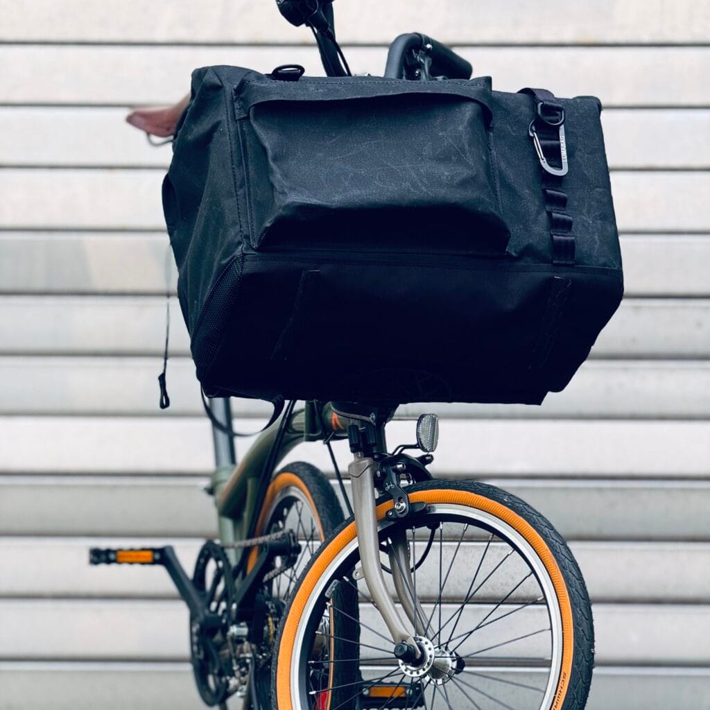 QUER von vorn am Brompton: großes Frontfach und Mesh-Ecken