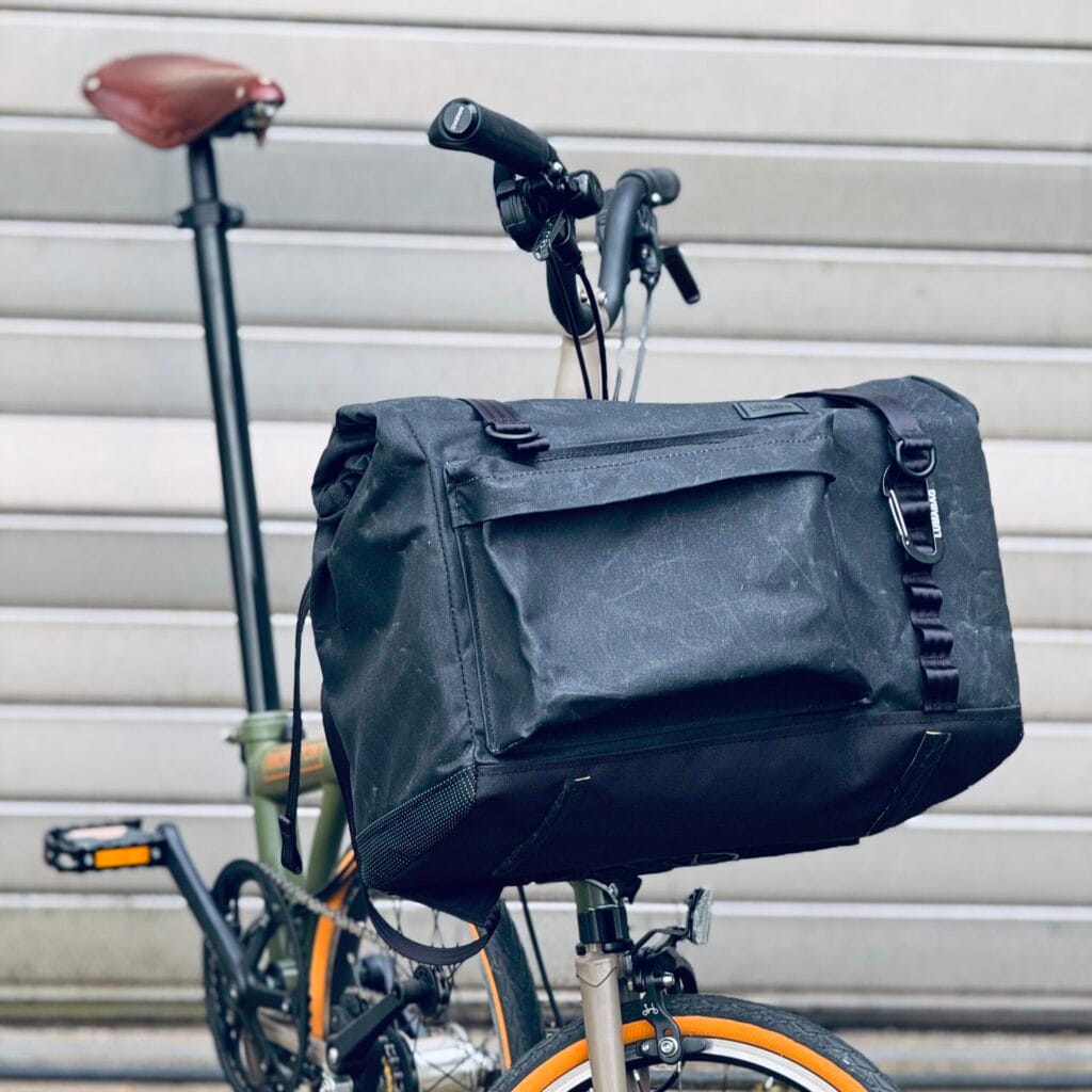 QUER in Schwarz am Brompton: Frontfach mit Reißverschluss und Karabiner
