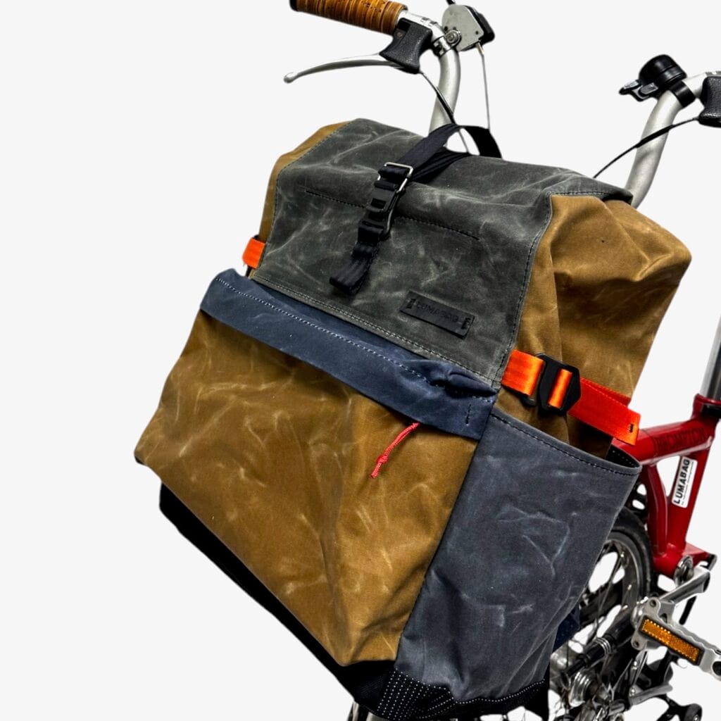 THE PRO in Bunt am Brompton, Nahansicht: Rolltop-Klappe mit LUMABAG-Patch