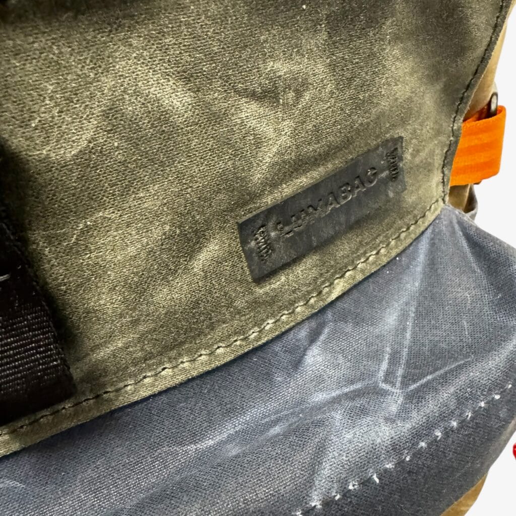 Materialdetail von THE PRO: LUMABAG-Patch auf gewachster Baumwolle