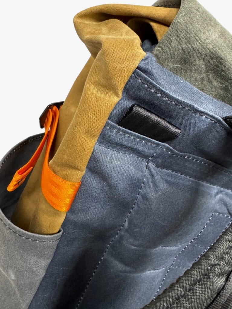 THE PRO im Detail: Lasche über dem Seitenfach, dahinter das Rolltop