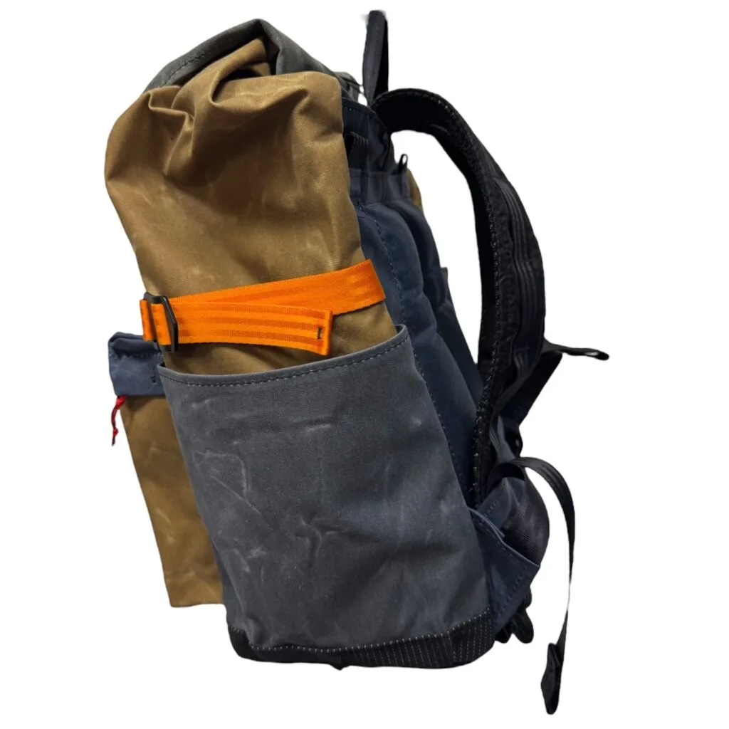 THE PRO from the side: compression strap above the slip pocket, padded shoulder strap