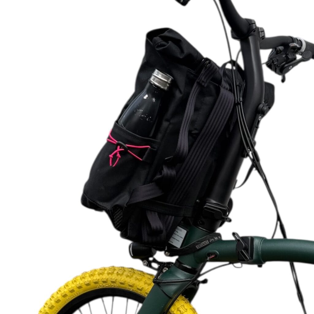 THE SHORTY seitlich am Brompton G Line: Flasche im Seitenfach, Blick auf die Tragegurte