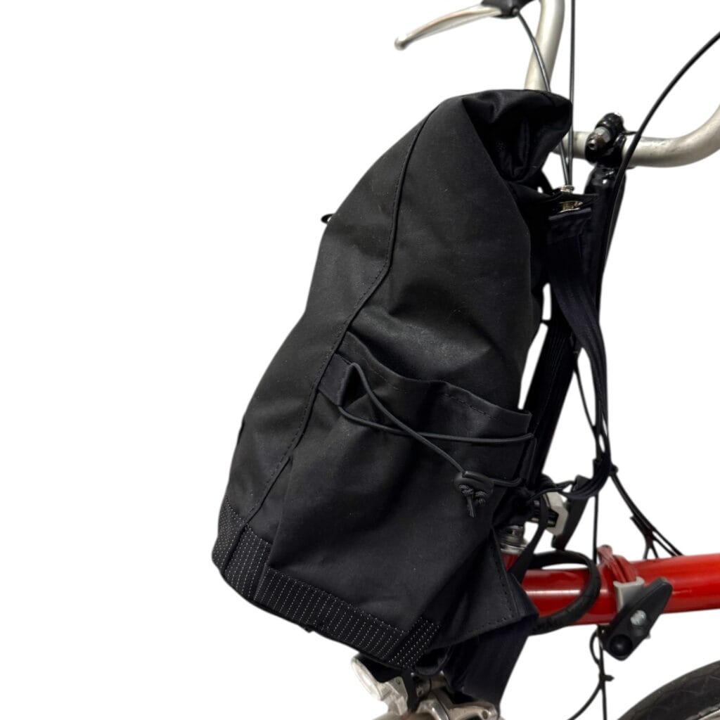 THE SHORTY 10 Side pocket of THE SHORTY with elastic cord, the bag mounted on the Brompton