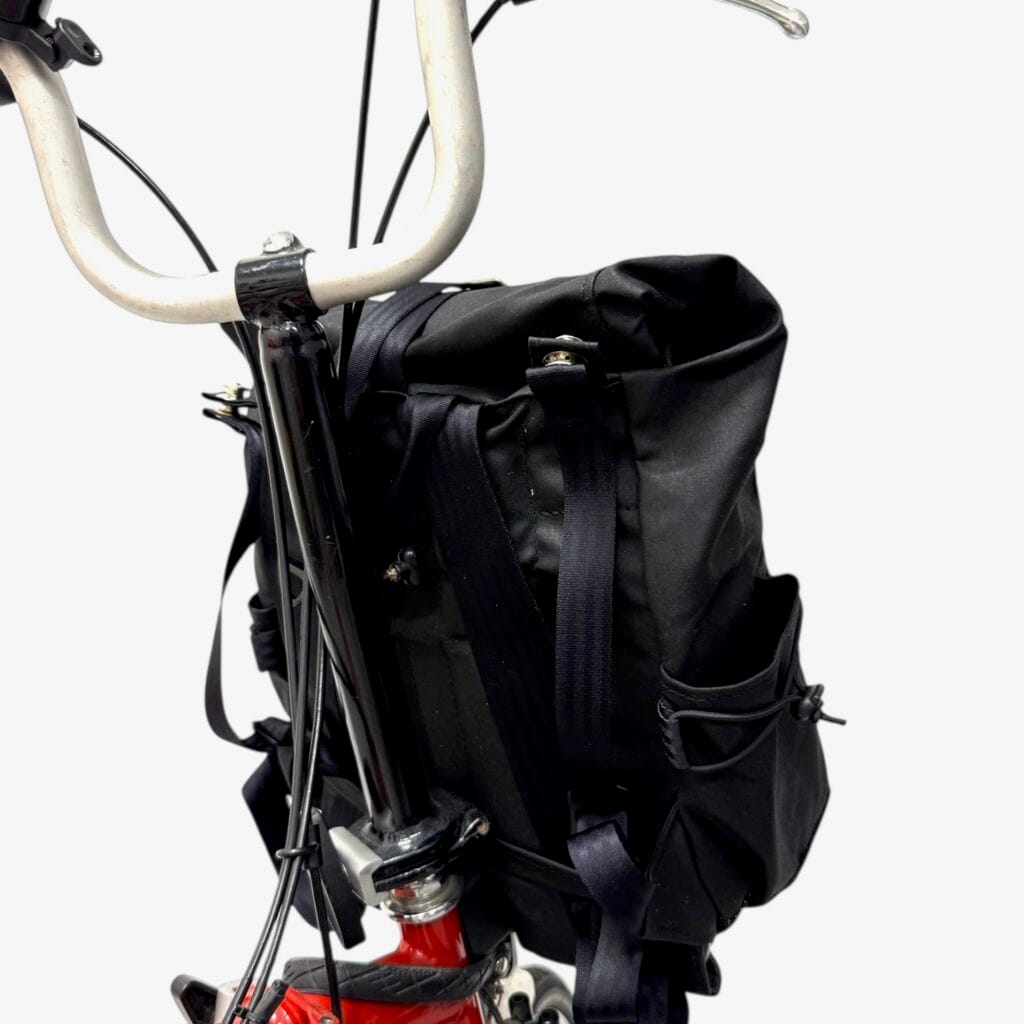 THE SHORTY am Brompton von schräg hinten: Tragegurte und Seitenfach